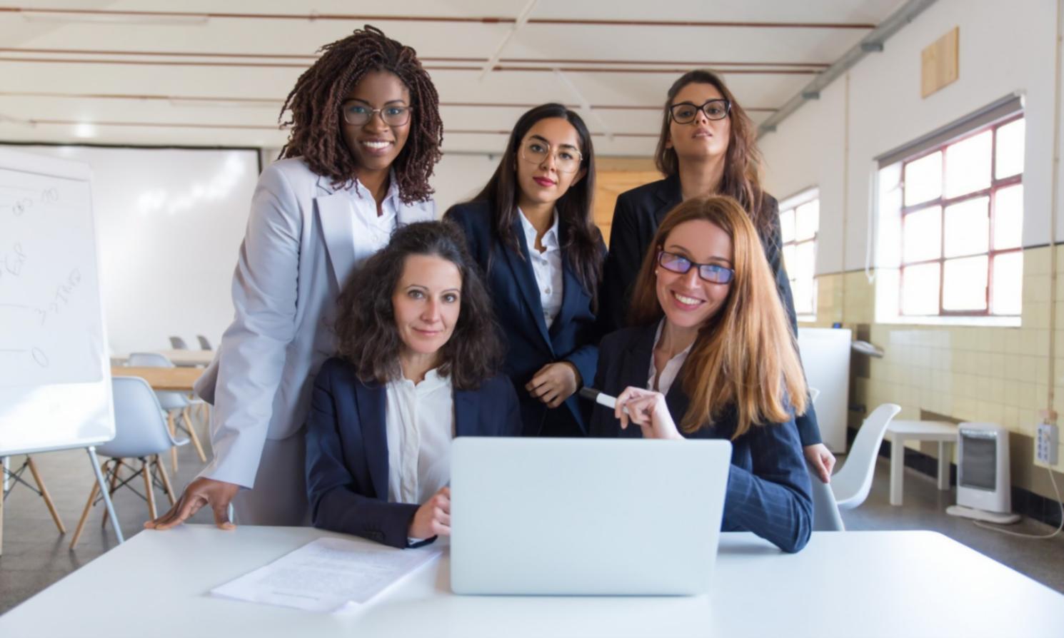 Professioneller Finanzanalyst bei der Arbeit mit Marktdaten und Diagrammen